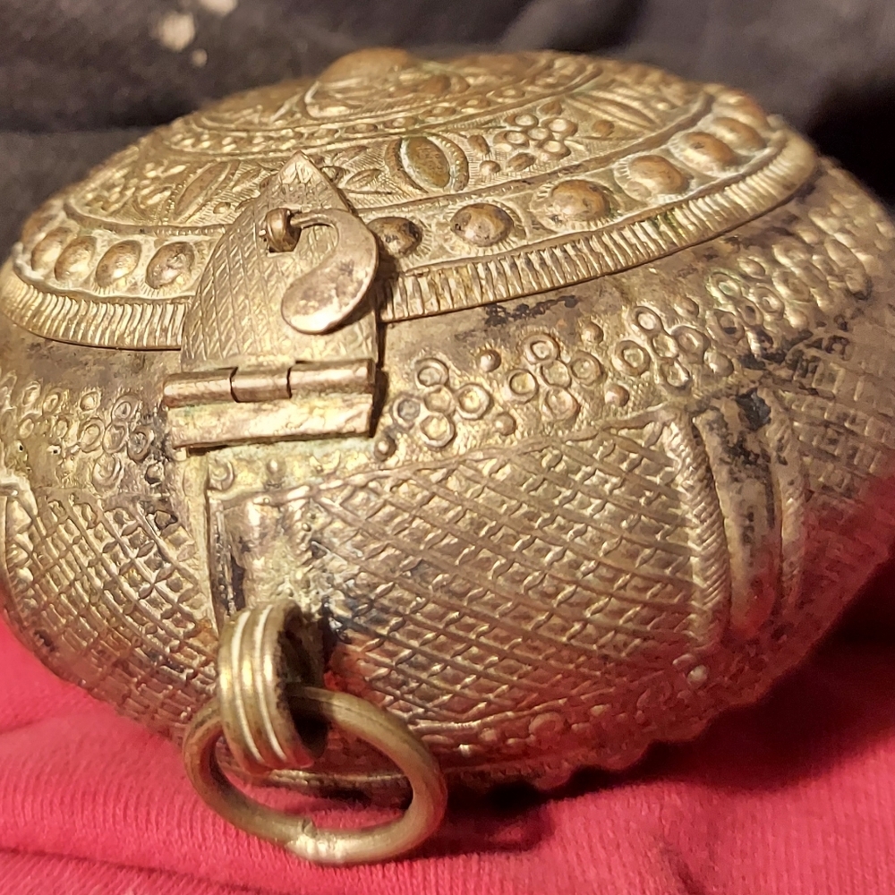Betal nut container